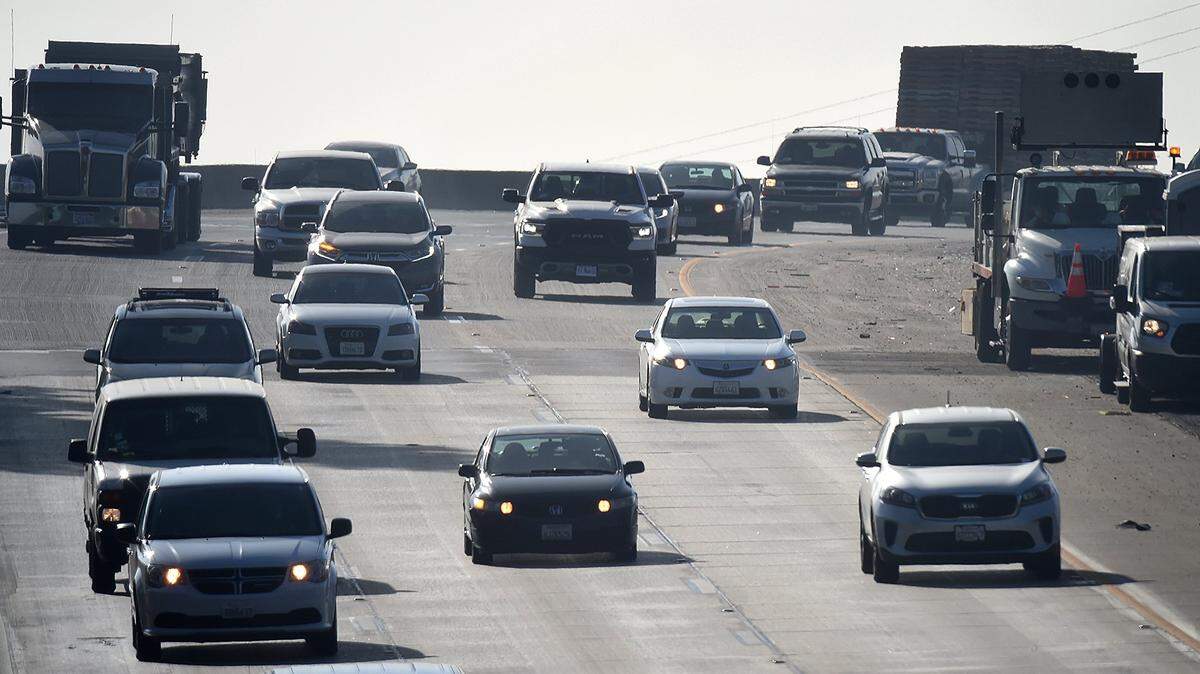 Midday traffic on northbound Highway 41 one Friday in December 2020. A commentary in The Bee advocates for passage of Proposition 30, which would tax highest-income earners and create funding so low-to-middle-income residents could purchase electric vehicles.