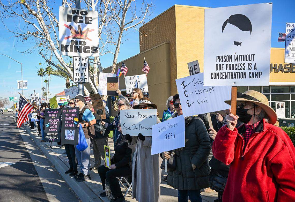 Los manifestantes se alinearon a lo largo de Blackstone Avenue frente al centro comercial River Park el domingo 11 de enero de 2026, sosteniendo pancartas mientras protestaban contra las acciones de ICE y las redadas migratorias, así como por la muerte de Renee Good en Minnesota la semana pasada.