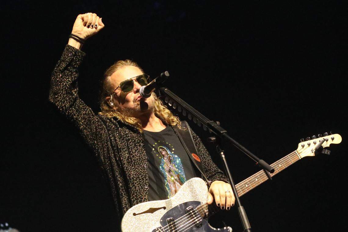 Maná's lead singer and guitarist, Fher Olvera, during his "Vivir sin Aire" tour at the Save Mart Center on Friday, November 28, 2025 in Fresno. | El vocalista y guitarrista de Maná, Fher Olvera, durante su gira “Vivir sin Aire” en el Save Mart Center el viernes 28 de noviembre del 2025 en Fresno.