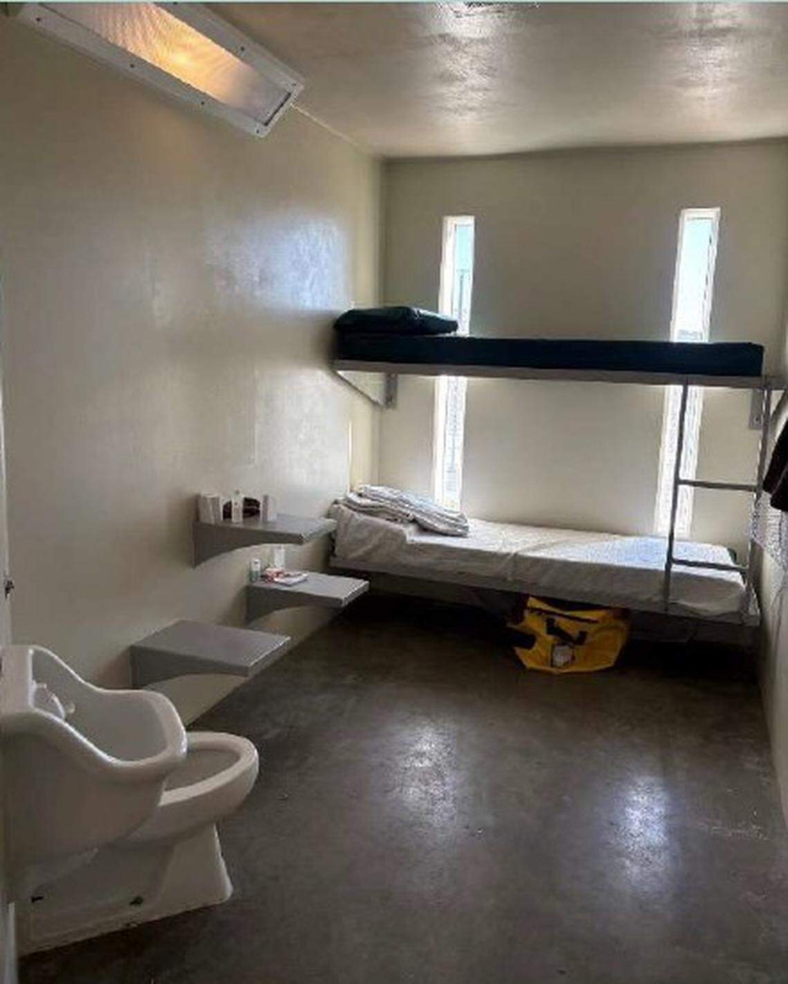 Foto de una celda del California City Immigration Processing Center proporcionada por el operador de la prisión privada CoreCivic en presentaciones judiciales.