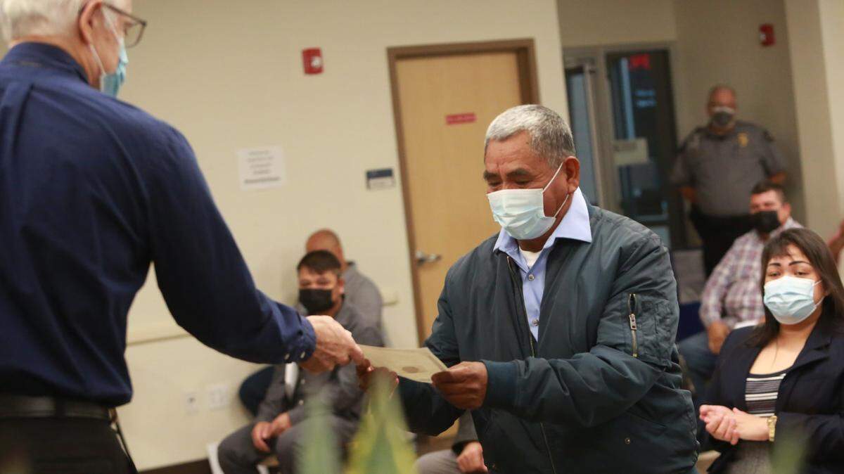 Margarito Clemente, quien es originario Huajuapan en el estado de Oaxaca, México, y vive en Bakersfield, fue una de las personas del Valle provenientes de 26 países que tomaron juramento a la bandera de los Estados Unidos la mañana del jueves (21 de abril) en las oficinas del Servicio de Ciudadanía e Inmigración de Estados Unidos en Fresno.