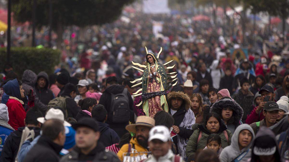 México se despertó con la multitud de cánticos, bailes y agradecimientos que los cerca de 11 millones de peregrinos y peregrinas han dedicado este martes, día de Nuestra Señora de Guadalupe, la “madrecita” del país.