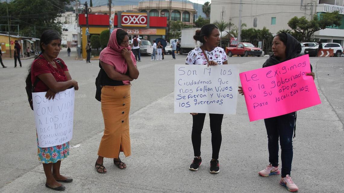 Familiares protestan por la desaparición de 17 personas en el sur de México