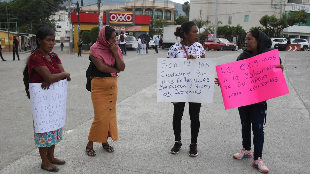 Algunas personas protestan por la desaparición de 17 personas, este viernes en Chilpancingo (México). Pobladores de la comunidad de Chautipan, ubicada en la sierra de Chilpancingo, protestaron para exigir la búsqueda y localización de 17 personas desaparecidas luego de acudir al municipio de Chilapa a vender trastes a finales el mes pasado.