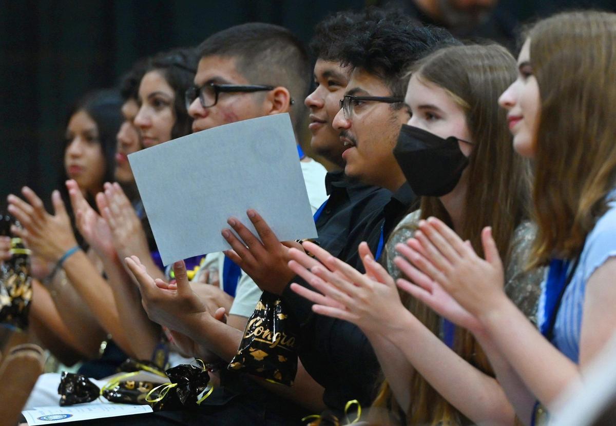 Graduados aplauden mientras Edison High School honra a 130 estudiantes de último año que obtuvieron el Sello de Bilingüismo de California, durante una ceremonia el jueves 18 de mayo de 2023, en Fresno.