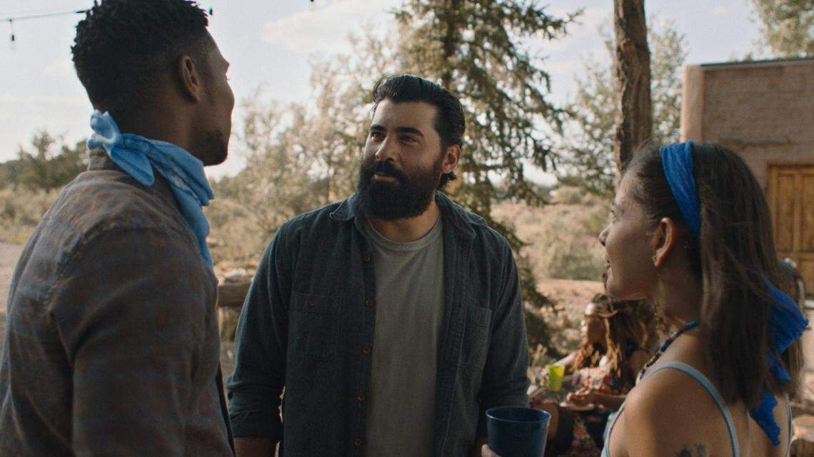 ‘A Place in the Field’ deja al público ver la solitaria vida del veterano Gio personificado por el actor Don Dipetta (centro), que se ve sacudida cuando recibe las cenizas de un soldado amigo y una última petición de que las entierre en su pueblo natal en el Valle Central de California.