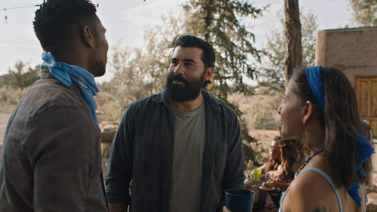 ‘A Place in the Field’ deja al público ver la solitaria vida del veterano Gio personificado por el actor Don Dipetta (centro), que se ve sacudida cuando recibe las cenizas de un soldado amigo y una última petición de que las entierre en su pueblo natal en el Valle Central de California.