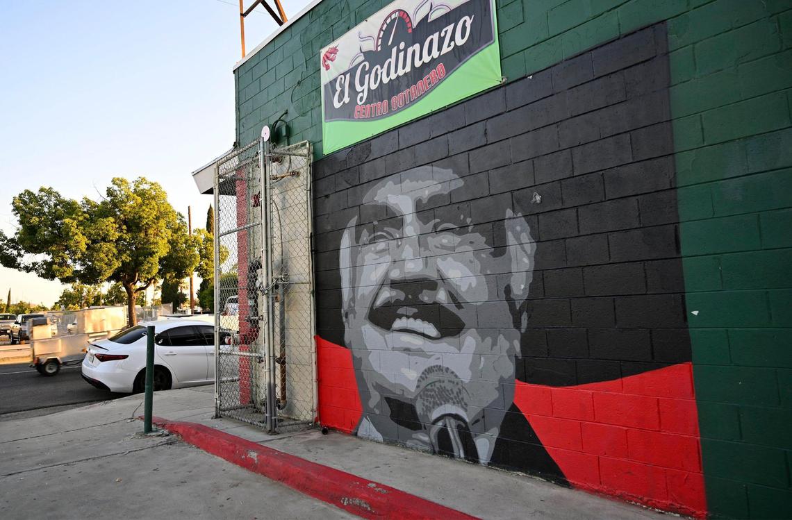 Un mural con la imagen de Vicente Fernández se muestra afuera de El Godinazo Centro Botanero, ubicado en Belmont, en el centro de Fresno, el viernes 23 de junio de 2023.