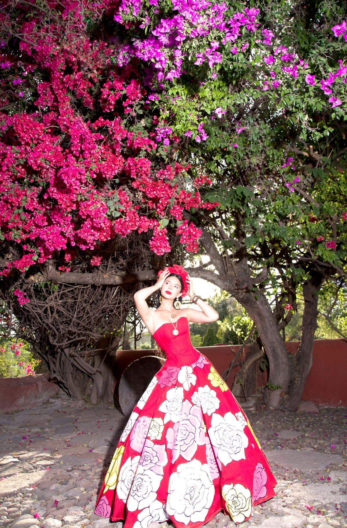 La cantautora mexicana-estadounidense Ángela Aguilar, junto a su padre, su hermano Leonardo y su tío Antonio, se dirige a California con la gira Jaripeo Sin Fronteras.