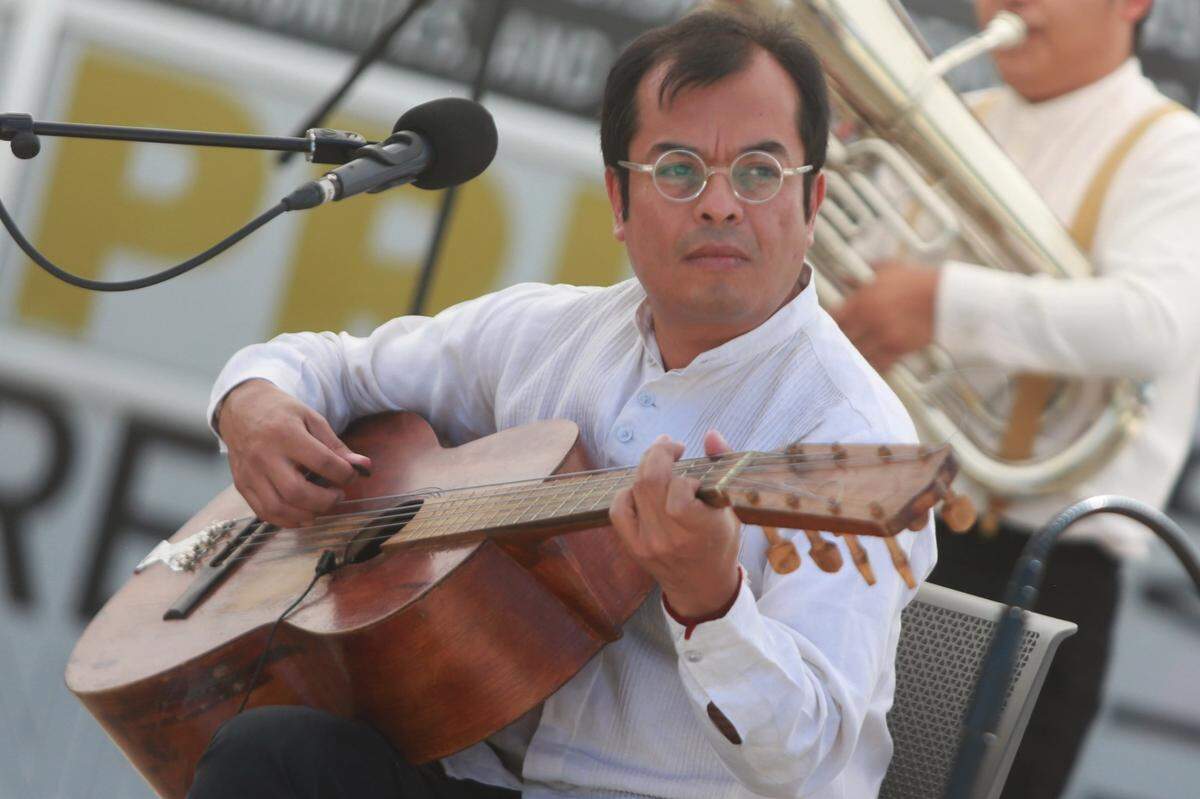 Rubén Luengas Pérez miembro de la banda mixteca Pasatono Orquesta. Pasatono se presentó el 13 de agosto en las instalaciones del Colegio Comunitario de Madera deleitando a los presentes con su música durante el primer Foro de Comunidades Indígenas mexicanas en el Exterior organizado por el Consulado de México en Fresno. Ellos compartieron la riqueza cultural de los pueblos indígenas mexicanos a través de su música.