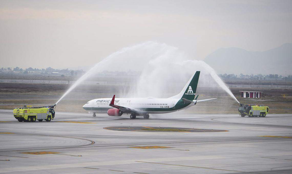 Fotografía de un avión de la compañía Mexicana de Aviación que reanudó sus vuelos el 26 de diciembre de 2023.