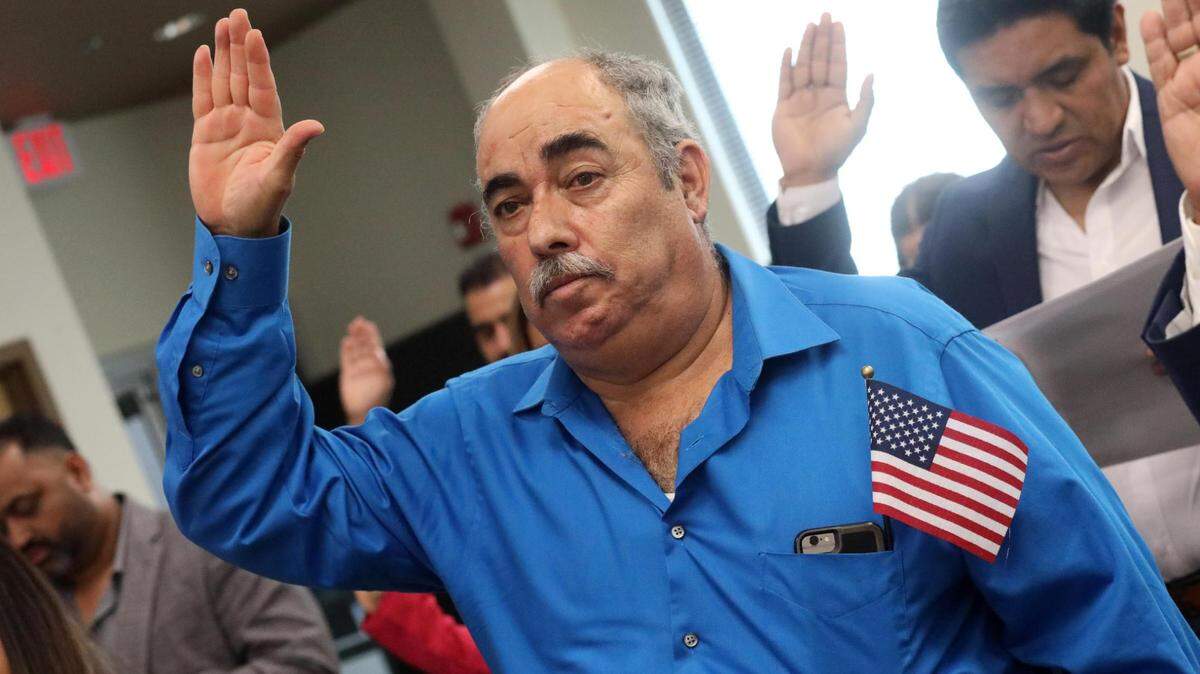 José Mejía Carbajal es unas las 38 personas provenientes de 12 países - incluyendo El Salvador (3), México (19), Honduras (1) y Perú (1) - que tomaron juramento a la bandera de los Estados Unidos en la mañana del martes (29 de agosto) durante una ceremonia de naturalización en la oficina del USCIS en Fresno.