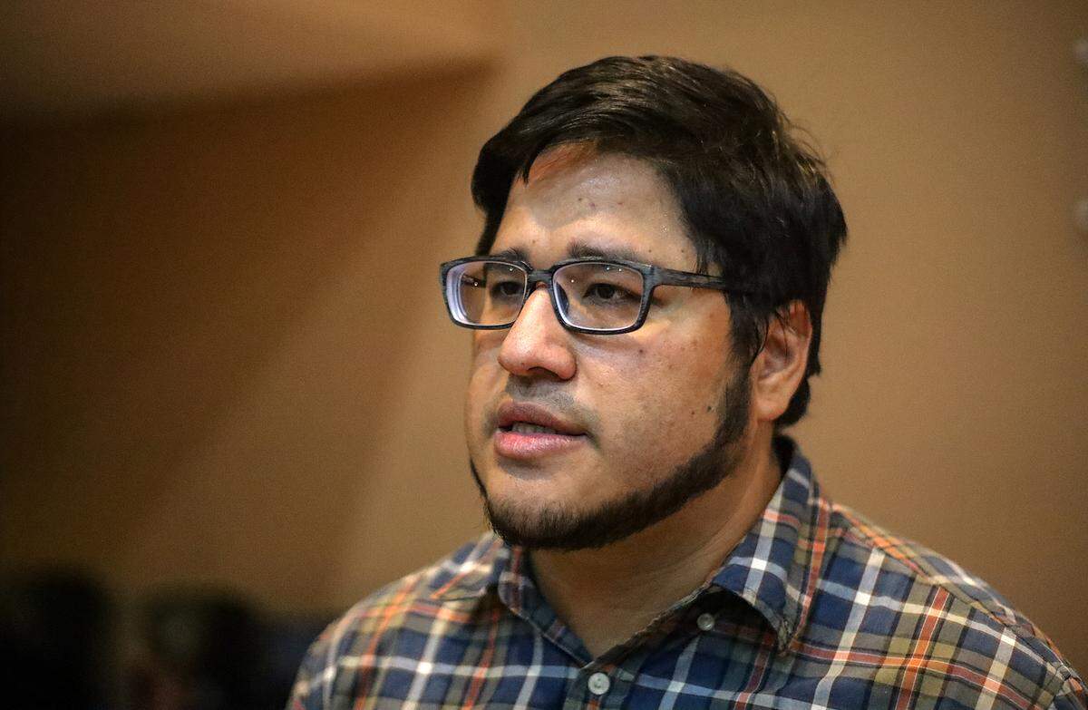 El coordinador cultural de Espacio Migrante, Alberto Chávez, habla durante la presentación de la telenovela comunitaria ‘Maestra, Veterinaria, Astronauta’ en el centro cultural de Tijuana, en Baja California.