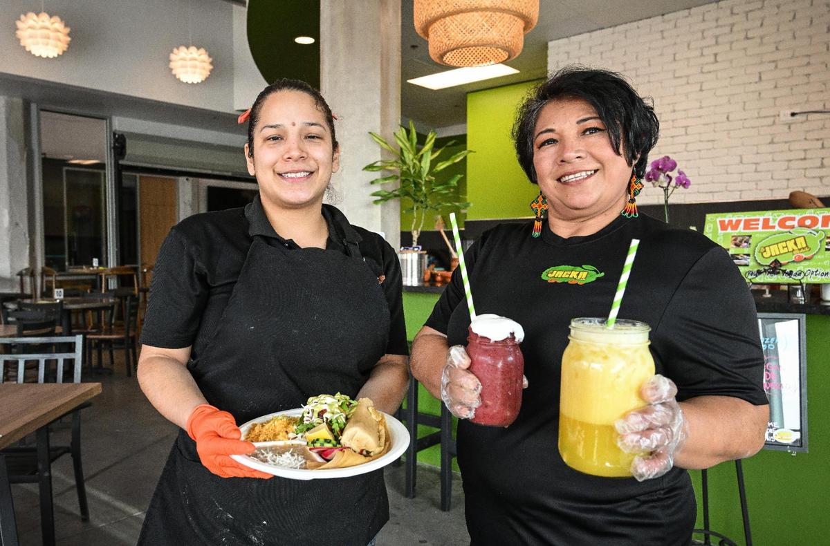 La gerente/chef Fernanda Cox, a la izquierda, y su madre, la directora ejecutiva y propietaria Miriam Martínez, abrieron recientemente el restaurante La Jacka en el antiguo edificio del Bitwise South Stadium, en 700 Van Ness, en el centro de Fresno, donde sirven cocina mexicana vegana a base de yaca de Nayarit, México.