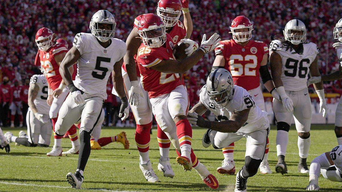 Kansas City Chiefs running back Clyde Edwards-Helaire heads for the end zone to score past Las Vegas Raiders defensive tackle Johnathan Hankins and linebacker Divine Deablo during the first half of an NFL game Sunday, Dec. 12, 2021, in Kansas City, Mo.