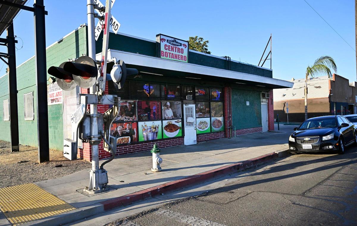 El Godinazo Fresno Centro Botanero está situado en Belmont Avenue, cerca de Abby Street, en el centro de Fresno. Imagen del viernes 23 de junio de 2023.