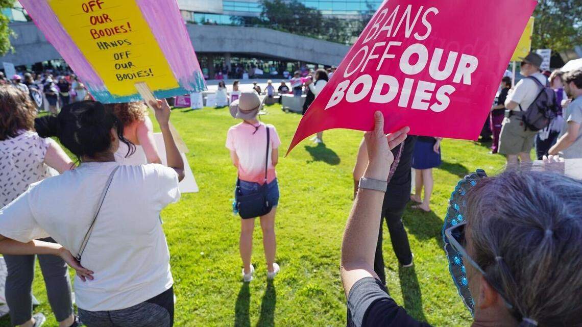 A loud and enthusiastic crowd of about 500 turned out early Saturday, June 25 at Fresno City Hall to condemn the U.S. Supreme Court’s decision to overturn abortion rights.
