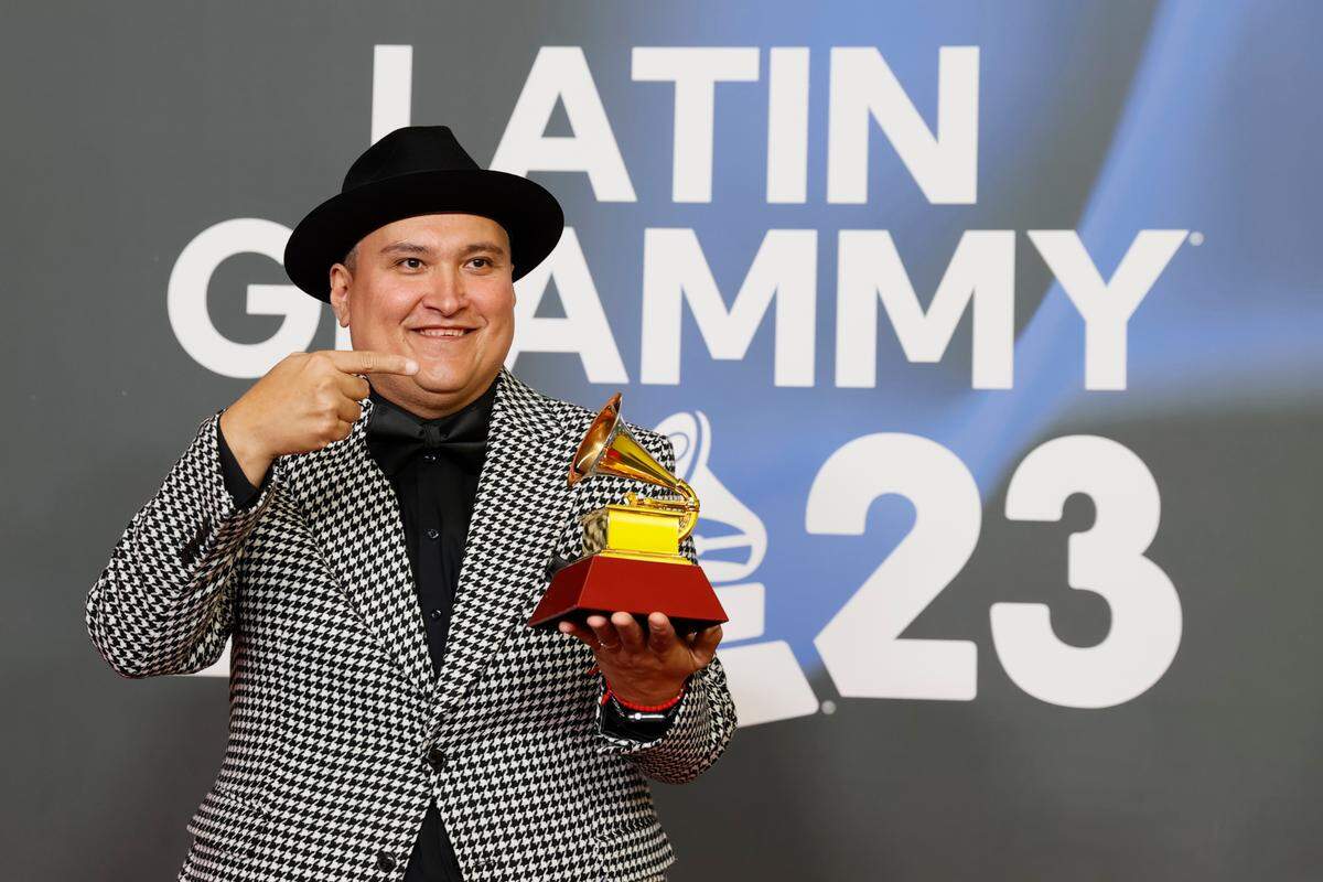 Juan Treviño, Grammy Latino al mejor Álbum de Música Tejana por ‘Para Empezar a Amar’, posa para los fotógrafos en la alfombra roja de la gala anual de los Latin Grammy, el 11 de noviembre 2023 en Sevilla.