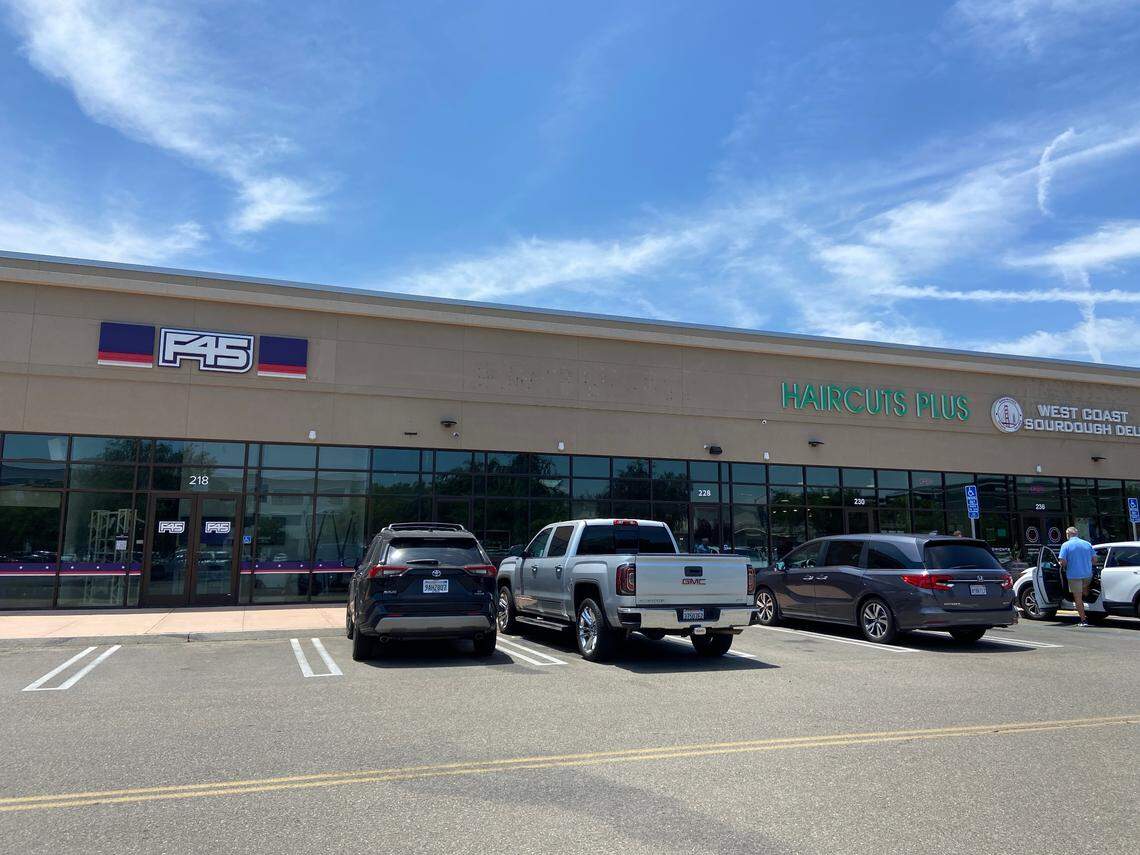 Einstein Bros Bagels has signed a lease to open a location between Haircuts Plus and the F45 training gym, in the same center as Dave & Buster’s in north Fresno.