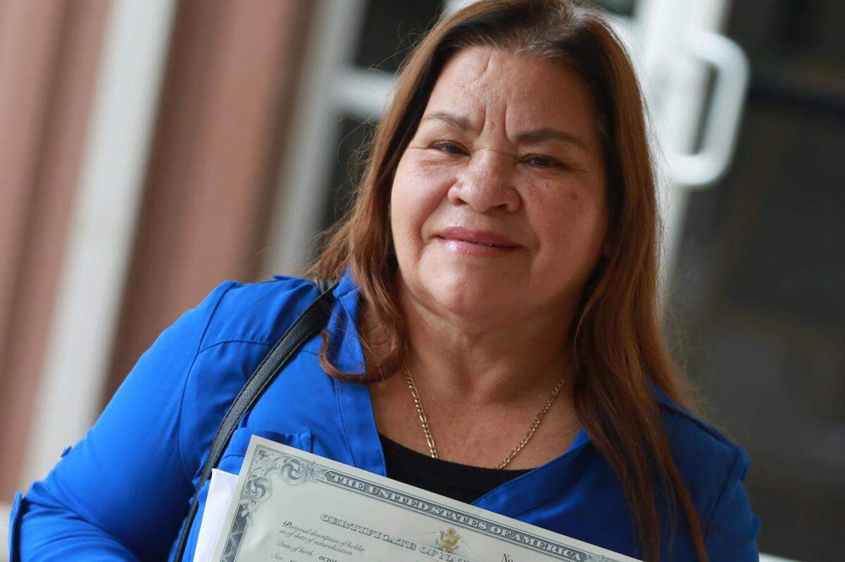 Fredervinda Ramos, originaria de El Salvador, fue una de las personas del Valle provenientes de 26 países que tomaron juramento a la bandera de los Estados Unidos la mañana del jueves (21 de abril) en las oficinas del Servicio de Ciudadanía e Inmigración de Estados Unidos en Fresno.