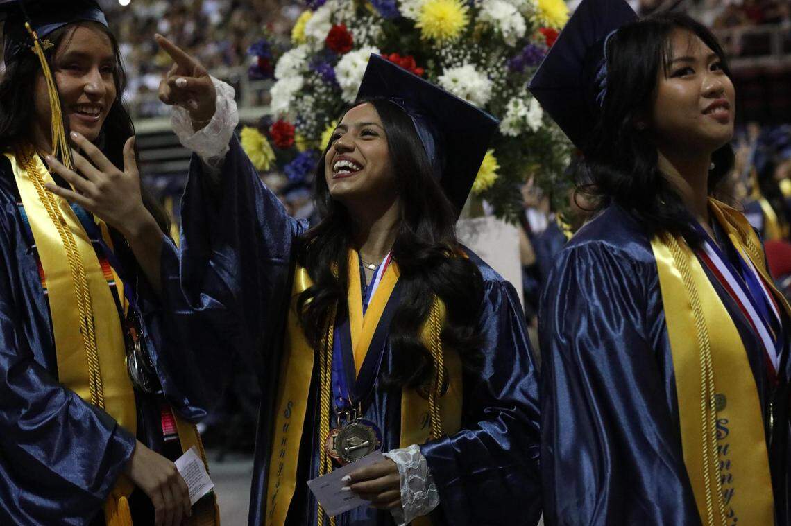 Joslyn Conchas, durante la ceremonia de graduación de Sunnyside High celebrada en el Save Mart Center, el 6 de junio de 2023.