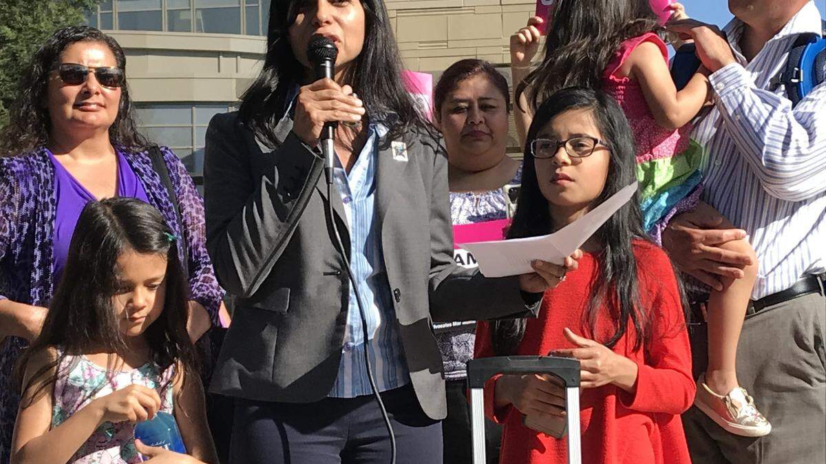 Aileen Rizo celebra afuera del tribunal federal en Fresno en febrero 2019 después de ganar un caso judicial que dictamina que los empleadores no pueden justificar pagarles a las mujeres menos que a los hombres por el mismo trabajo basándose en su historial salarial. La Corte Suprema anuló ese fallo porque uno de los jueces cuyo voto ayudó a inclinar el caso a su favor murió antes de que se dictara la decisión.