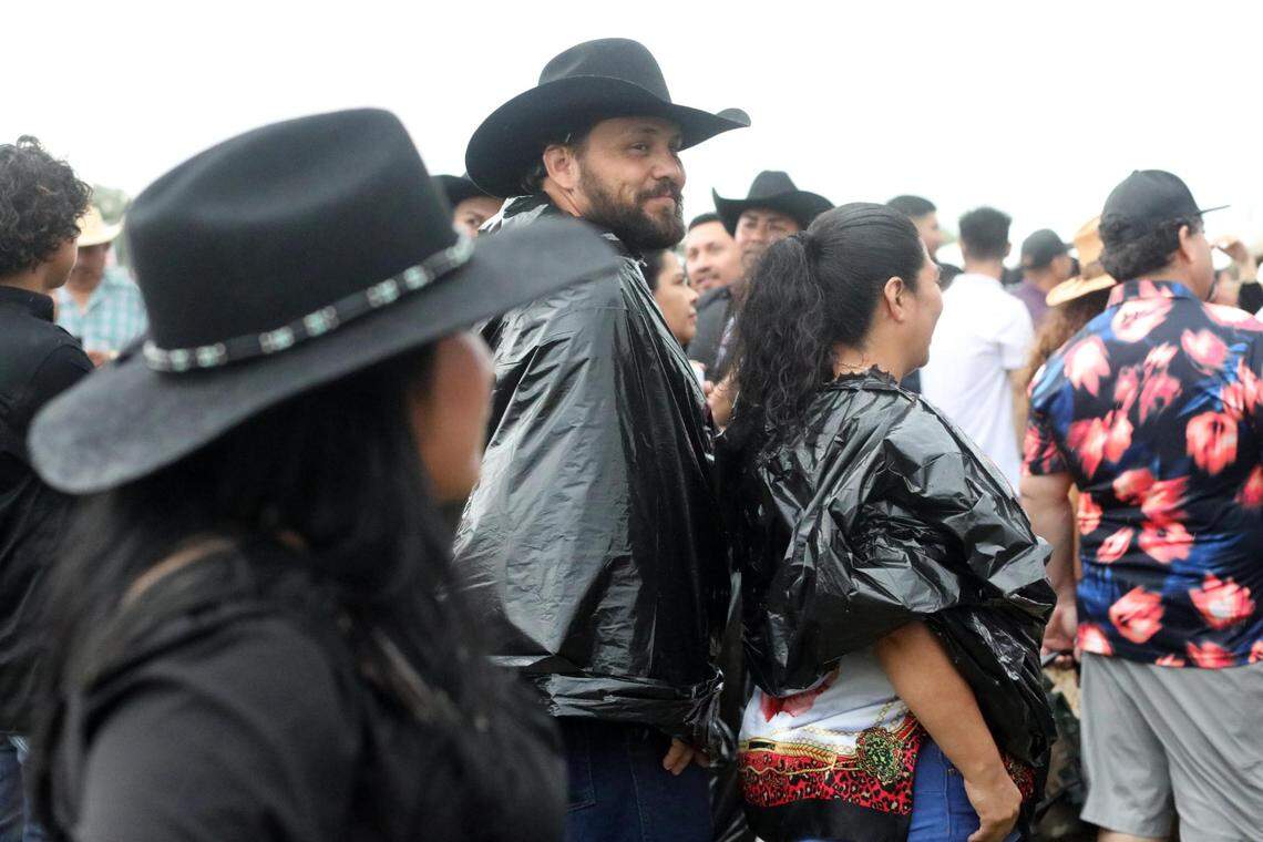 La gente aguantó el clima para ver a Los Tucanes de Tijuana y Los Tigres del Norte durante MicheFest.