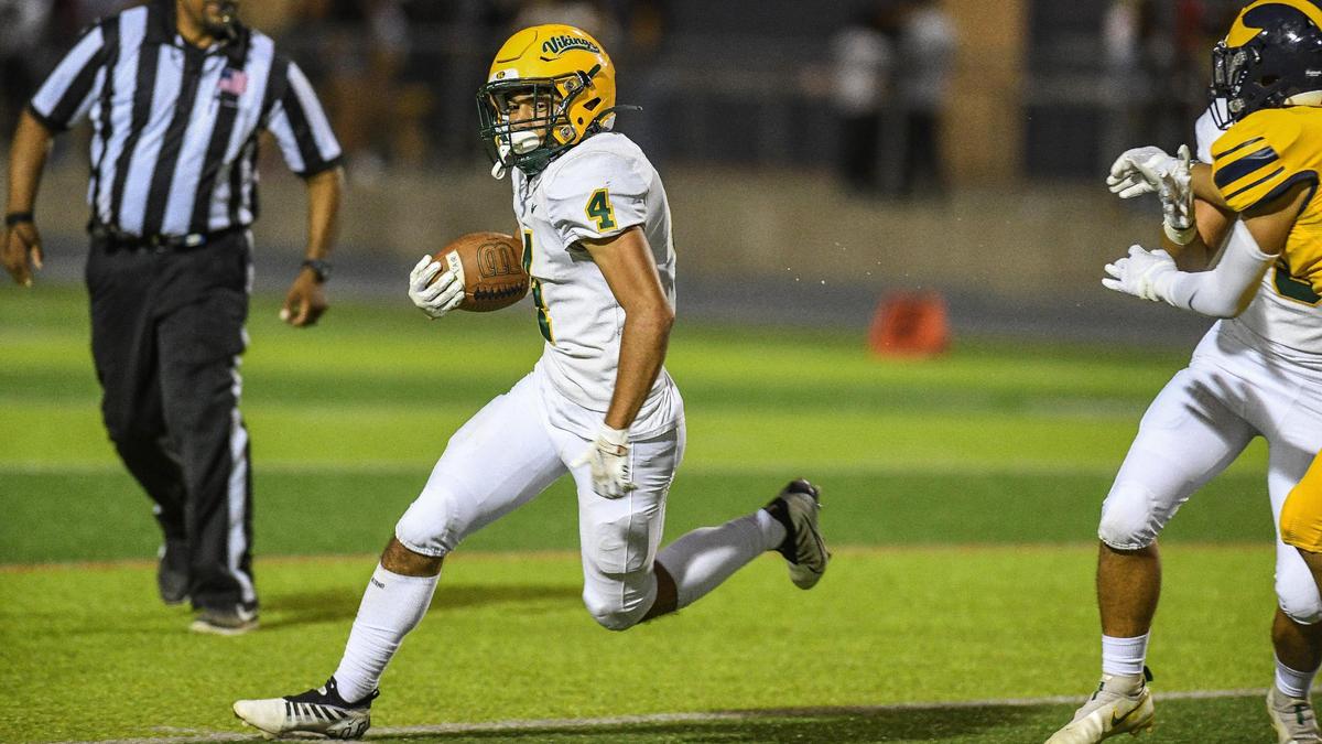 Kingsburg’s Caleb Irigoyen round the corner on a run play against Sunnyside at Sunnyside on Friday, Aug. 26, 2022.