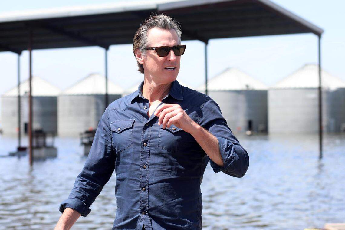 El gobernador de California, Gavin Newsom, llega para hablar con los medios en Hansen Ranches en 6th Avenue, el martes 25 de abril de 2023, al sur de Corcoran, CA.