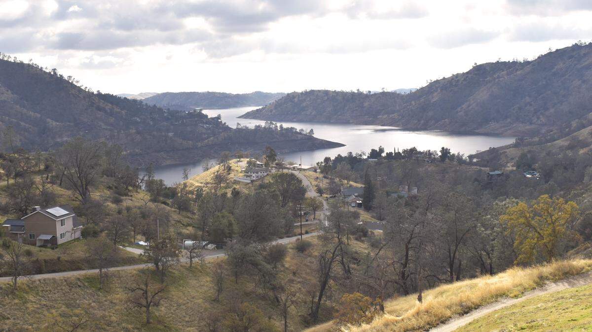 La comunidad de Hidden Lake Estates del condado de Madera está situada en las colinas al noroeste del lago Millerton. Desde 2009 está en vigor una moratoria de la construcción debido a la contaminación del agua, pero habitantes que se mudaron allí en la última década dicen que nunca se les informó de los problemas cuando compraron sus casas.