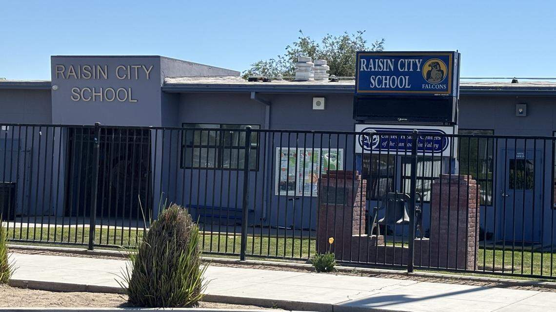 Empleado del distrito escolar del condado de Fresno arrestado en el trabajo por actos lascivos con un menor