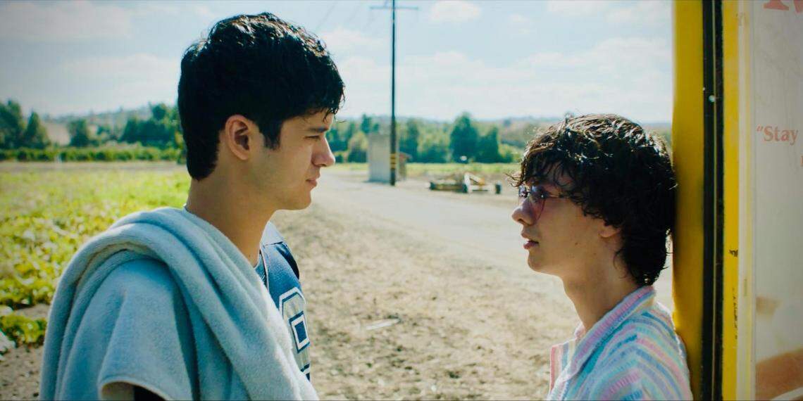 Los actores Max Pelayo (Ari) y Reese Gonzales (Dante) en una escena de la nueva película ‘Aristotle & Dante Discover the Secrets of the Universe’ que se estrena el 8 de septiembre en cines.