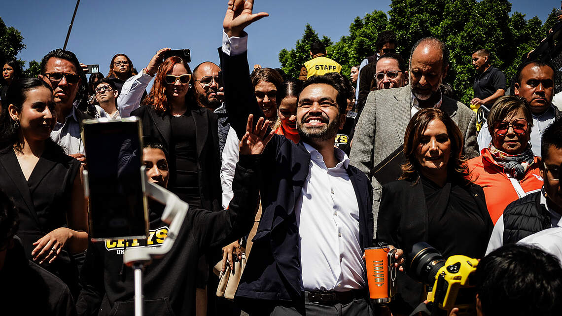 Opositor Máynez dice que evaluará “día a día” su campaña tras accidente mortal en México