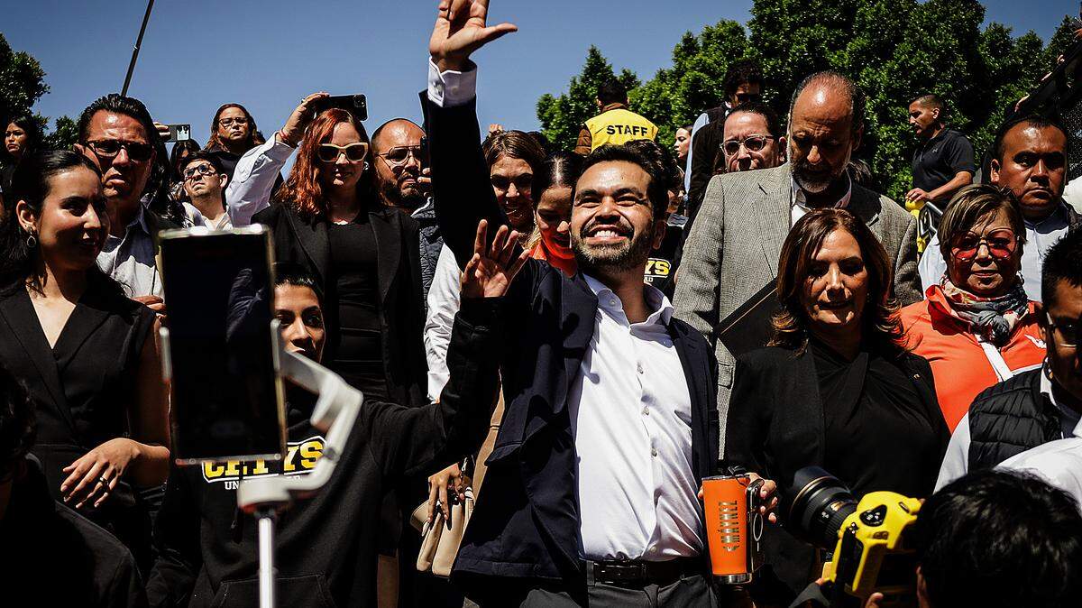 El candidato presidencial del opositor Movimiento Ciudadano (MC), Jorge Álvarez Máynez, saluda a simpatizantes a su llegada a un conversatorio con estudiantes de la Universidad CETYS el 22 de mayo en la ciudad de Tijuana, Baja California.