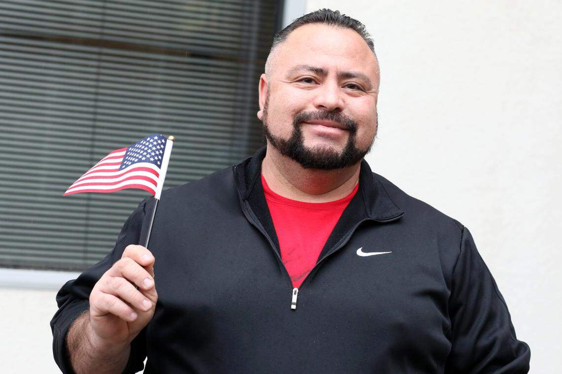 José Trinidad Piceno Chávez, habitante de Modesto, fue una de las 40 personas de 15 condados que prestaron juramento como ciudadanos estadounidenses el miércoles 20 de diciembre por la tarde, en la oficina de Fresno del Servicio de Ciudadanía e Inmigración de los Estados Unidos.