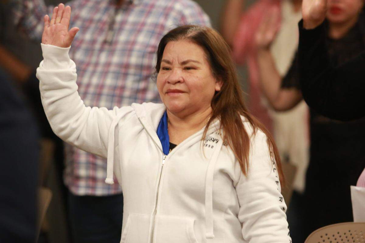Fredervinda Ramos, originaria de El Salvador, fue una de las personas del Valle provenientes de 26 países que tomaron juramento a la bandera de los Estados Unidos la mañana del jueves (21 de abril) en las oficinas del Servicio de Ciudadanía e Inmigración de Estados Unidos en Fresno.