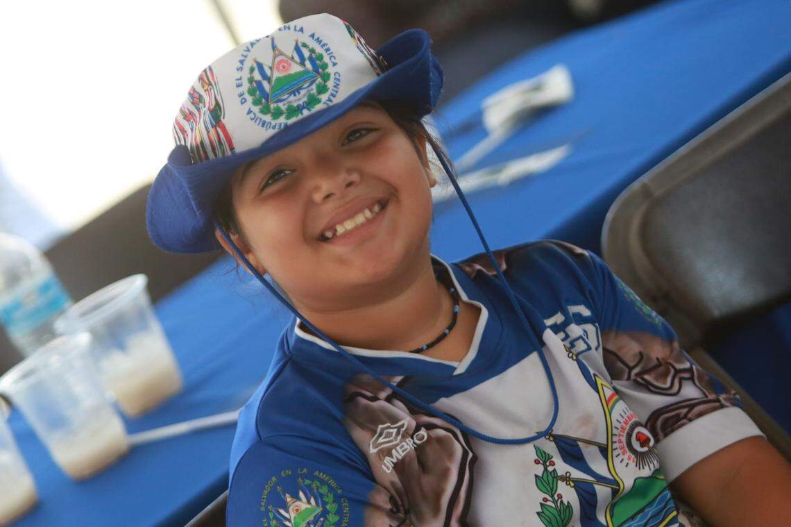 Iris Torres, de padres salvadoreños y de Mendota, el sábado 17 de septiembre en las instalaciones del Consulado General de El Salvador en Fresno para celebrar por primera vez el Dia de la Independencia de su país natal, que este año conmemora 201 años.