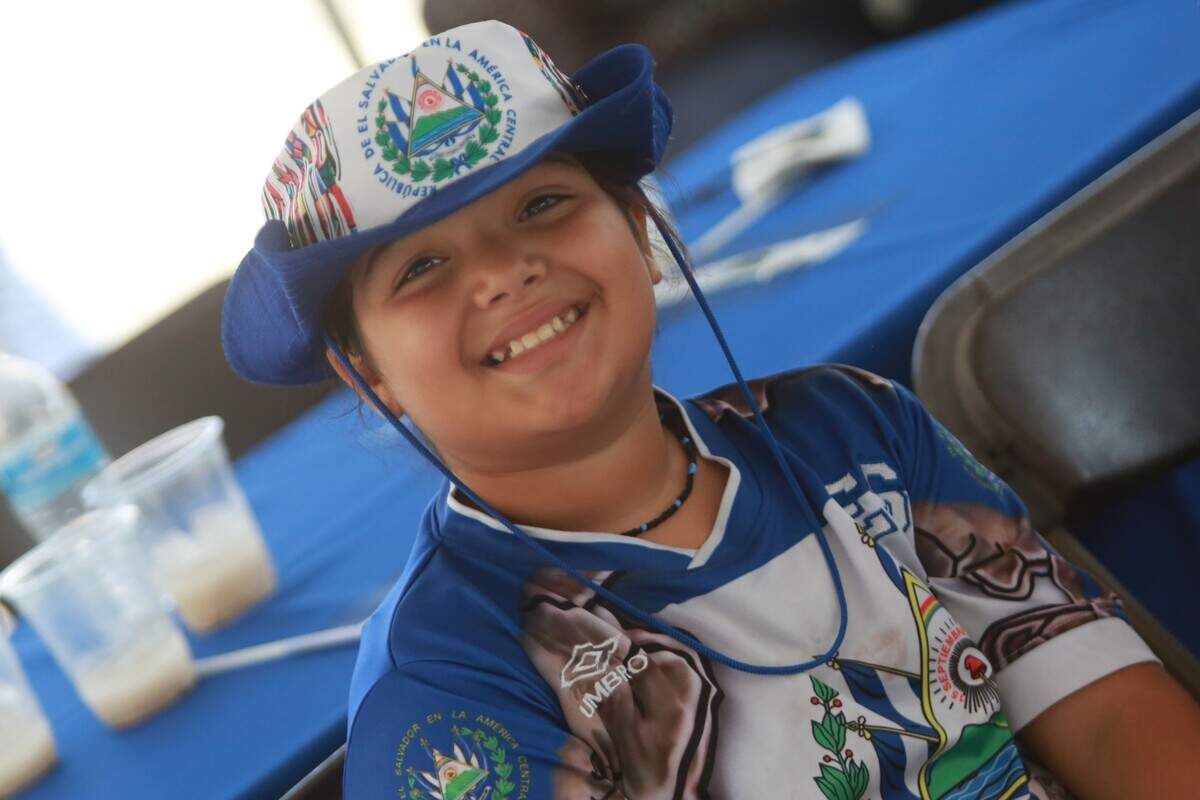 Iris Torres, de padres salvadoreños y de Mendota, el sábado 17 de septiembre en las instalaciones del Consulado General de El Salvador en Fresno para celebrar por primera vez el Dia de la Independencia de su país natal, que este año conmemora 201 años.