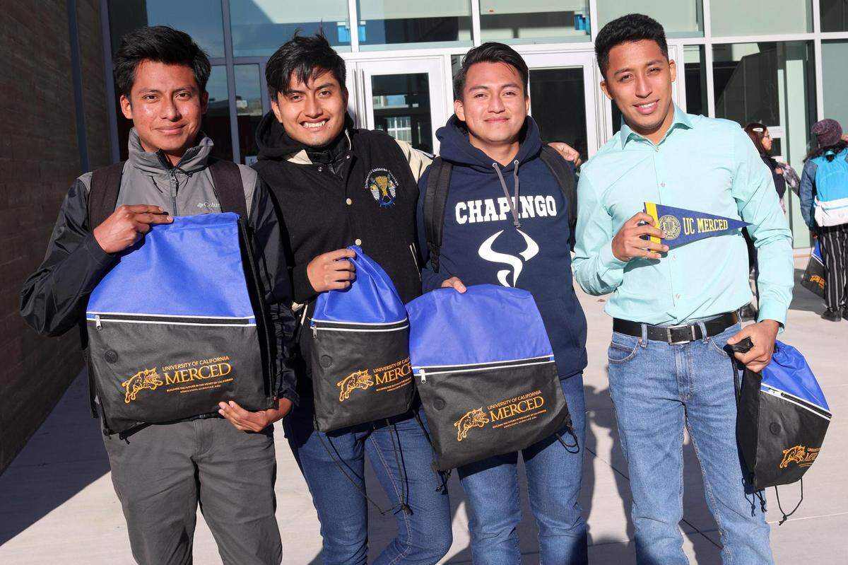 César Manuel Esteban, Adriel Chico Luna, Alberto Ángeles Neri y Francisco Javier Palma Acosta, estudiantes de la Universidad Autónoma Chapingo en la visita a la Universidad de California, Merced el 1 de marzo durante un viaje educativo de 10 días a los Estados Unidos.