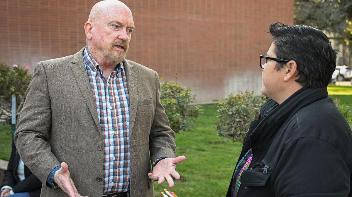 El supervisor del Condado de Fresno Steve Brandau conversa con Jennifer Cruz, gerente de recursos LGBTQ+ de la Comisión de Oportunidades Económicas (EOC) de Fresno, antes de ofrecer una conferencia de prensa sobre su Ley los Padres Importan, que está proponiendo a la Junta de Supervisores.