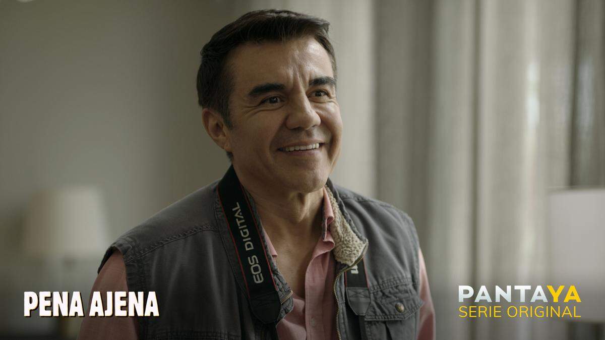 En la nueva serie de comedia irreverente ‘Pena Ajena’, el comediante y actor mexicano Adrián Uribe le da vida a Jesús Valbuena, un fotógrafo de sociales que se considera todo un artista pero tiene el “don” de decir exactamente lo incorrecto en el momento exacto.