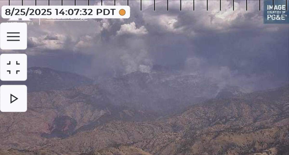 Smoke from the Garnet Fire continues to rise as the blaze has consumed 4,442 acres in Fresno County on Monday, Aug. 25, 2025.