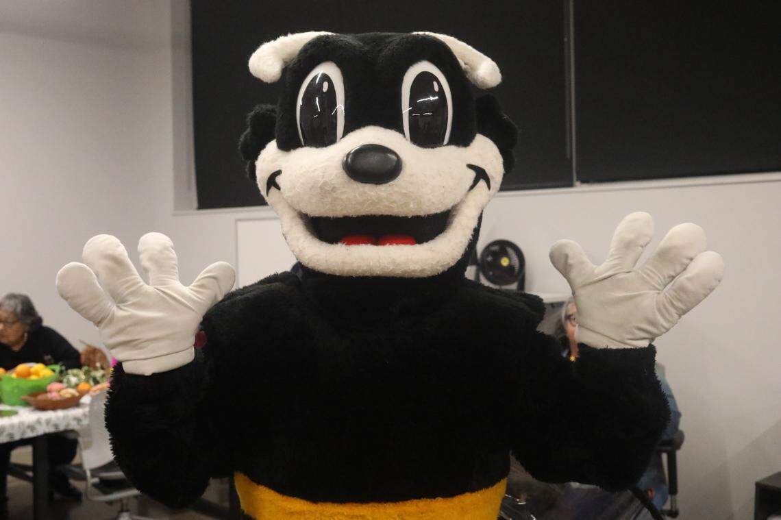 Community members had the opportunity to meet reporters and editors and take photos with Bee's mascot Scoopy while enjoying pan dulce and hot chocolate.