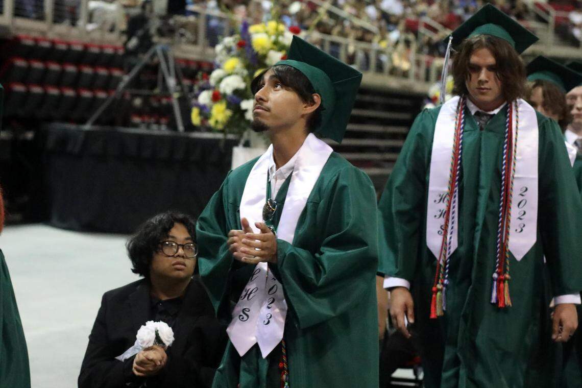 Un estudiante durante la ceremonia de graduación de Hoover High, celebrada en el Save Mart Center, el 6 de junio de 2023.