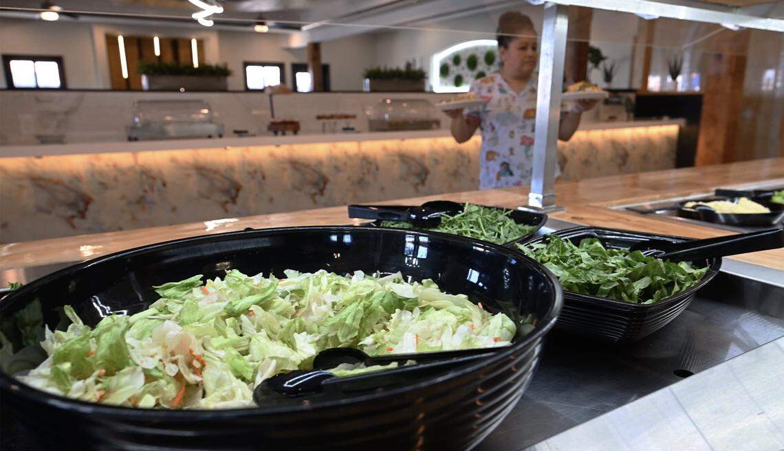 Dosan A Social Eatery has opened along Shaw Avenue between Villa and Minnewawa avenue offering a salad bar, buffet and a high end bar in Clovis.