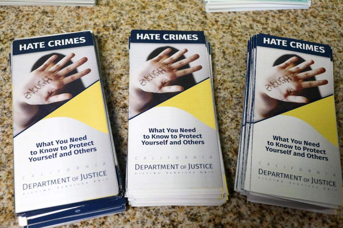 A principios de este año, el procurador general de California, Rob Bonta, publicó el informe sobre delitos de odio de 2022, que mostraba un aumento del 20.2% en las denuncias de delitos de odio en California, así como un fuerte aumento de los incidentes de odio contra personas LGBTQ+, junto con afroamericanos y judíos.
