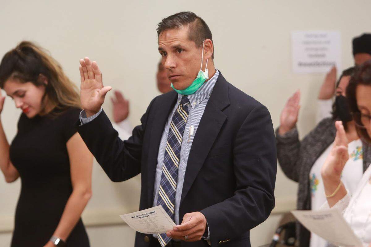 Entre los 55 persona de origen mexicano que tomaron juramento a la bandera de los Estados Unidos la mañana del jueves (16 de junio) en las oficinas del Servicio de Ciudadanía e Inmigración de Estados Unidos en Fresno, también estuvo Carlos Martínez quien es originario de Guadalajara, Jalisco, México y vive en la ciudad de Visalia en el condado de Tulare.