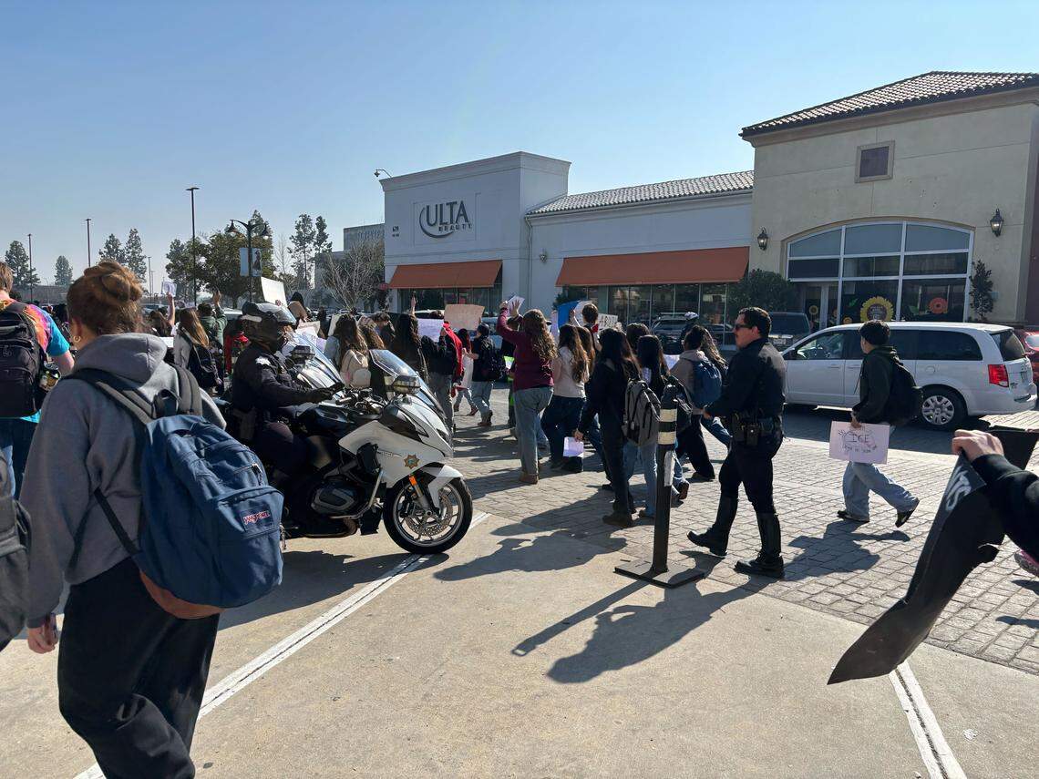 Un oficial de Fresno Police observa mientras los estudiantes de Bullard High School marchan hacia Fashion Fair Mall alrededor de las 11:30 a.m. el miércoles 4 de febrero de 2026.