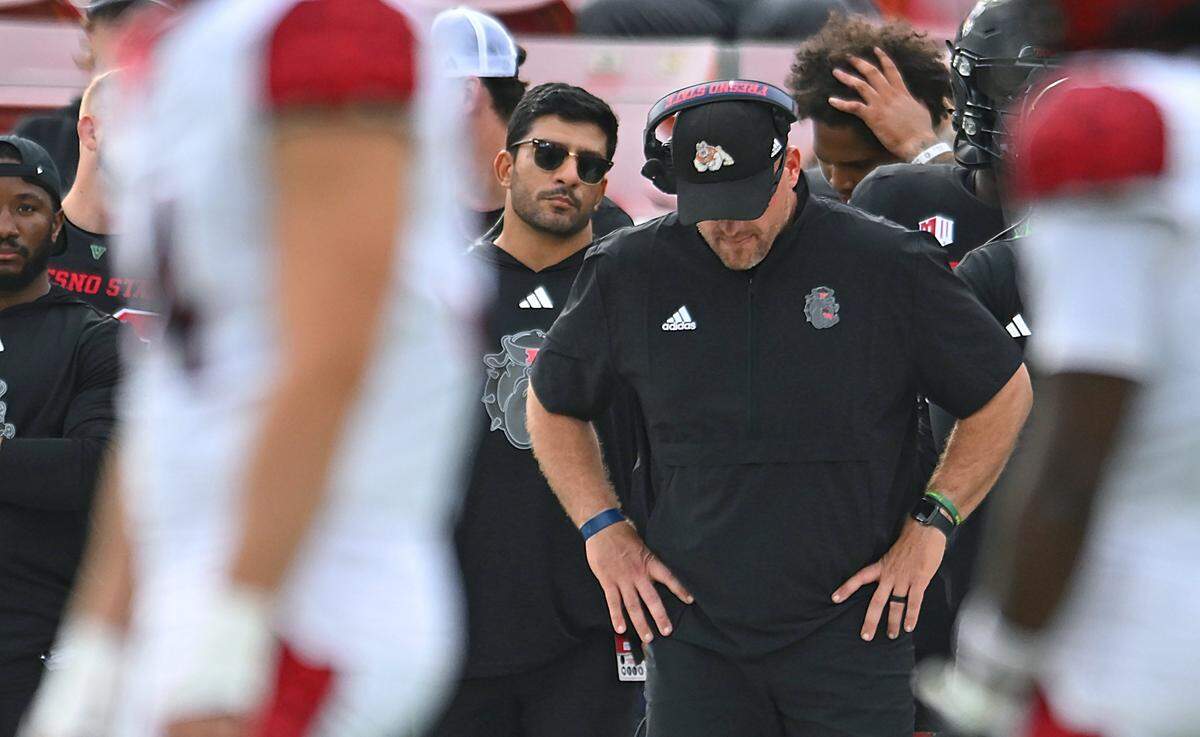 Fresno State head football coach Matt entz, center, is seen in the fiourth quarter of the game against San Diego State Saturday, Oct. 24, 2025 in Fresno. 