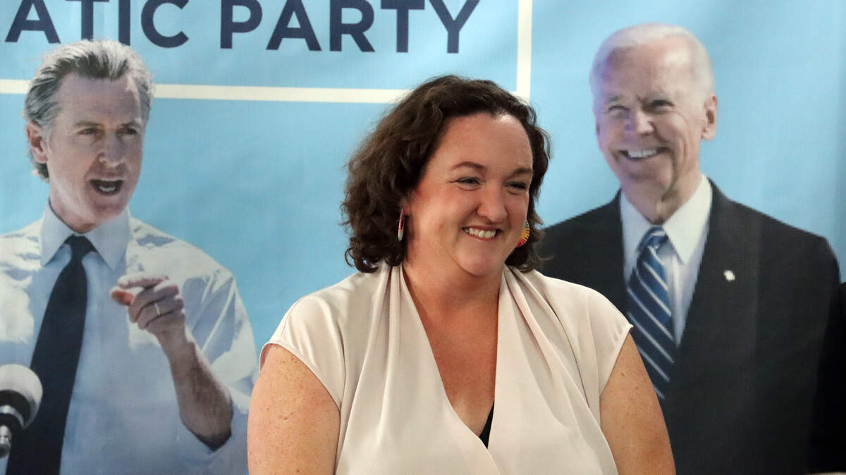 La representante Katie Porter, una de los tres principales demócratas que se postulan para el Senado, hizo una parada de campaña en la sede del Partido Demócrata de Fresno, en Fresno, el 16 de septiembre de 2023.